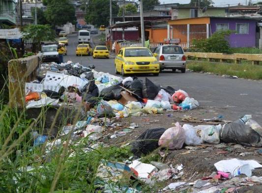 Residentes de las comunidades persisten en depositar los desperdicios en los puentes, calles, veredas, causando que en los lugares se generen pataconcitos.