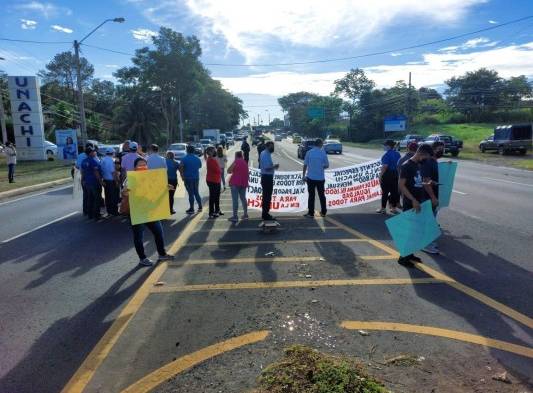 Previo a la protesta de hoy, ya se han dado protestas de docentes y administrativos, por el mismo tema.