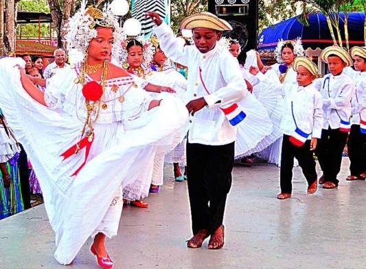 Amor al folclore se inculca a niños.