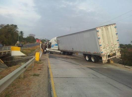 Camión articulado se accidenta en Río Hato.