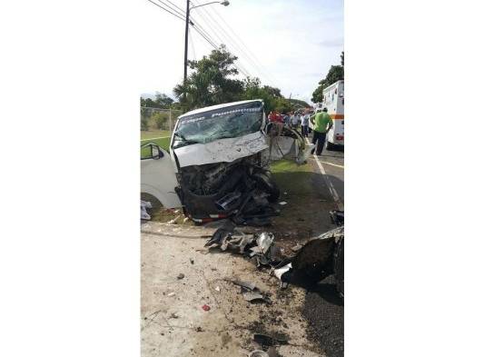 El accidente se registró entre un busito de ruta y un auto tipo pick up.