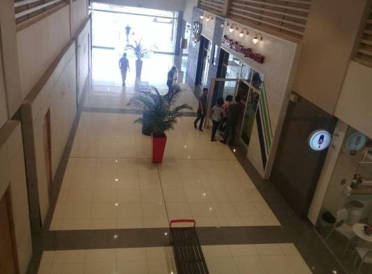 En el Centro Comercial El Dorado parece un día regular, lo almacenes tienen carteles ni distintivos que hagan referencia a esta actividad.