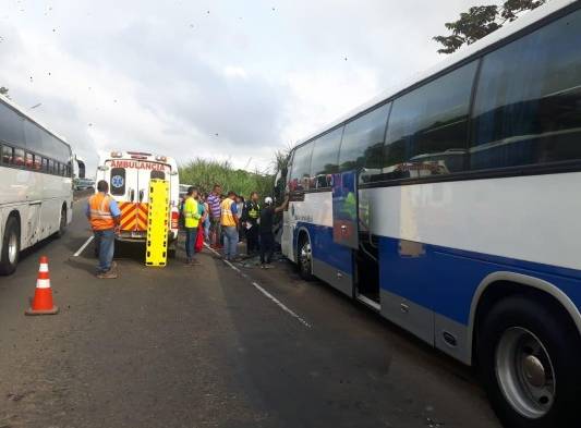 Bus de la ruta Santiago-Panamá se accidenta en Loma Cová