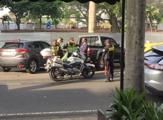 Momentos en que el abogado dialogaba con un policía de tránsito.