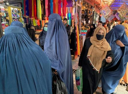 Mujeres vestidas con burka y hiyab (o pañuelo) islámico en un mercado de Kabul.