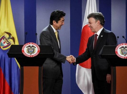 Shinzo Abe (i) junto a Juan Manuel Santos.