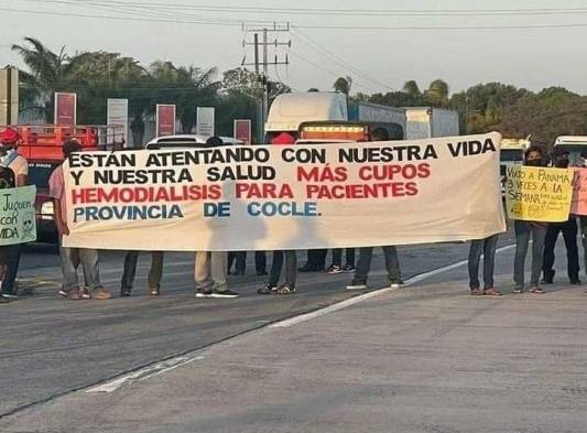 Pacientes de hemodiálisis protestan cerrando la  vía Panamericana 