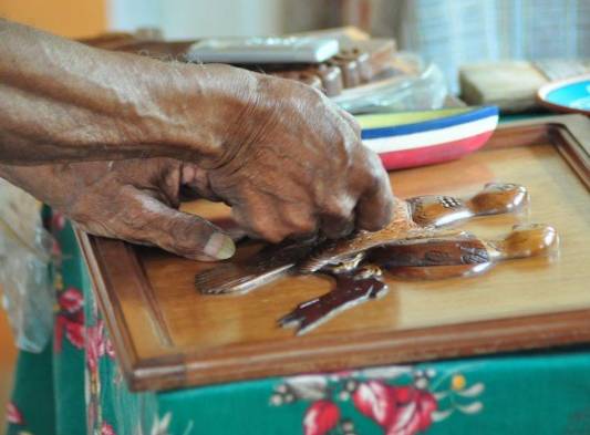 Palomas en relieve han sido tallas sobre la madera.
