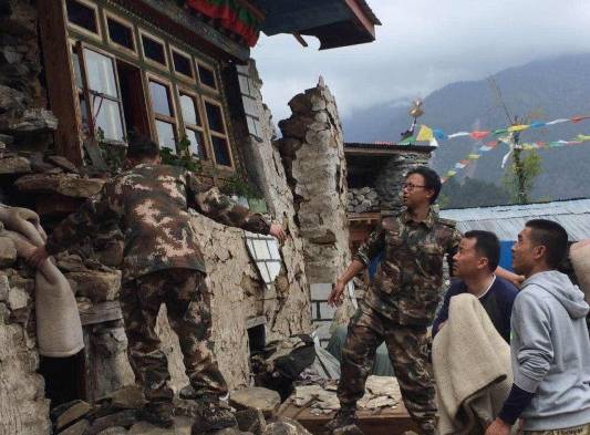 Los muertos en el terremoto suman 888, pero se teme más de un millar.