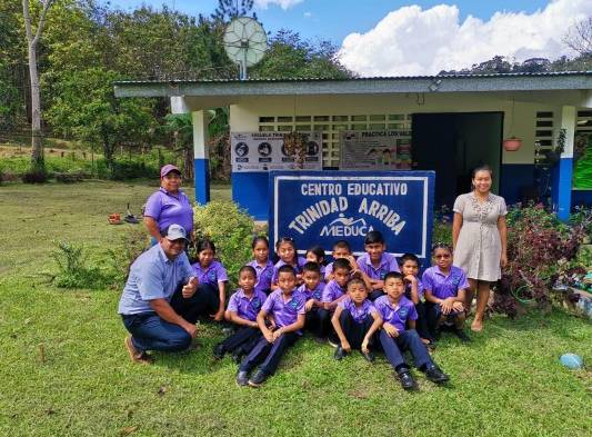 Celebran Navidad y Día de las Madres en escuela de Trinidad Arriba