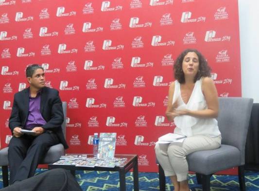 Presentan libro escrito por privados de libertad