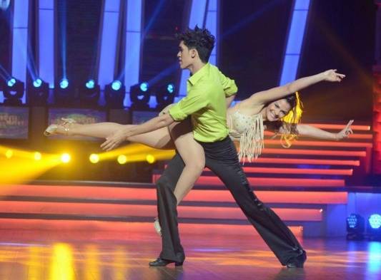 Se arriesga en las coreografías.