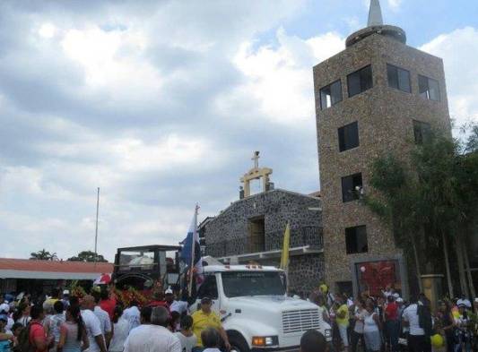 Caravana tras la llegada de la reliquia de Don Bosco en Pedregal.