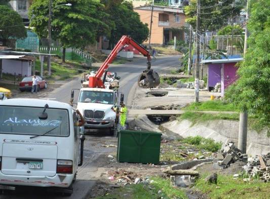 Desde tempranas horas, camiones recolectores iniciaron la limpieza.