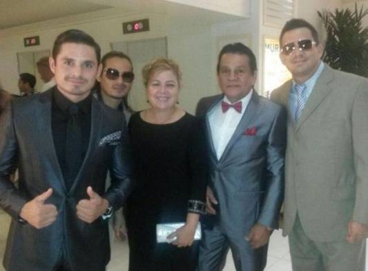 Roberto Durán junto a su esposa, Felicidad e hijos