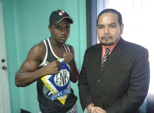 El púgil capitalino Manuel Largacha junto a su manejador, el abogado Benito Mojica.