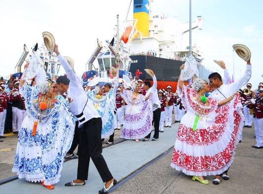 Estudiantes del Moisés Castillo Ocaña hicieron una presentación folclórica en honor al Canal de Panamá.