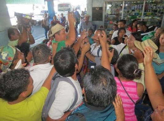 Gerardo Barroso regala dinero en Chiriquí