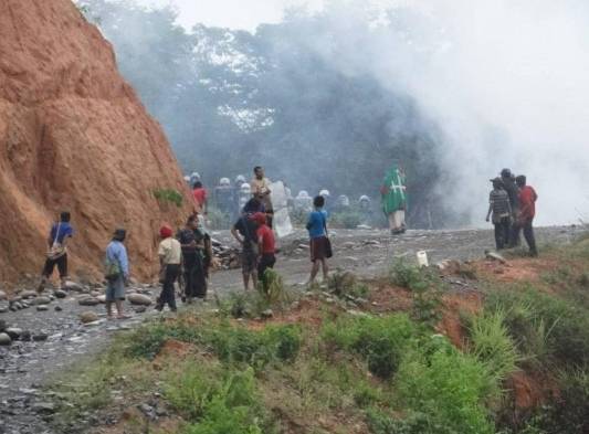Enfrentamientos entre policías e indígenas.