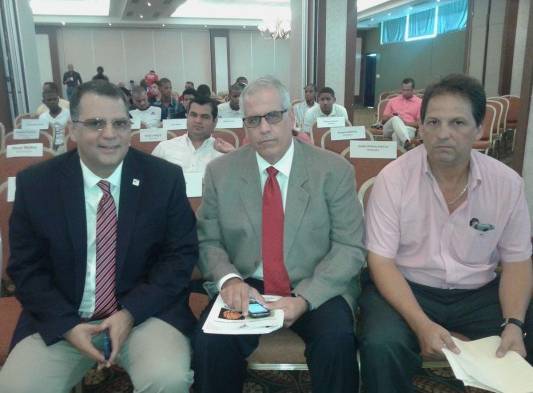 El dirigente Roberto Arango (c) junto al presidente del Comité Olímpico de Panamá (COP), Camilo Amado (i), y Rolando González (d), gerente de selecciones de Fepafut.