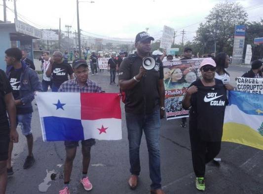 Colón amanece con incendio, cierre de calles, protestas y vandalismo