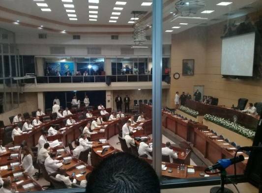 Protestan en el exterior del recinto.