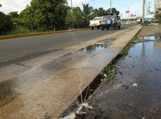 Familias cerca de donde se presentó la rotura de la tubería quedaron sin agua potable.