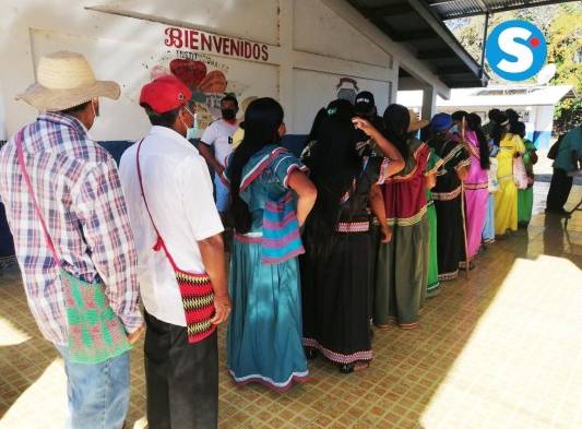 Fila para ejercer el sufragio en el centro de votación de Soloy.