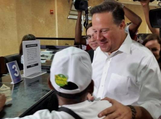 Juan Carlos Varela en compañía de Lleror Ruíz quien recibió por primera vez el cheque.