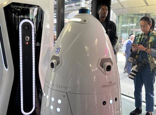 Personas observan el robot K5, que permite dar información en tiempo real a los agentes, durante una conferencia de prensa para presentar nueva tecnología policial celebrada hoy en Times Square, Nueva York.