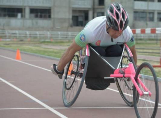 El atleta paralímpico argentino Mario Gutiérez estableció hoy un nuevo récord Guinness al instaurar la mayor distancia recorrida en silla de ruedas con un total de 210,681 kilómetros en 24 horas.