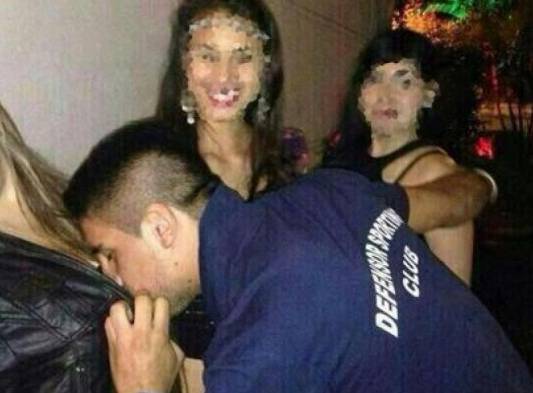 Jugadores de Defensor Sporting celebran triunfo con mujeres