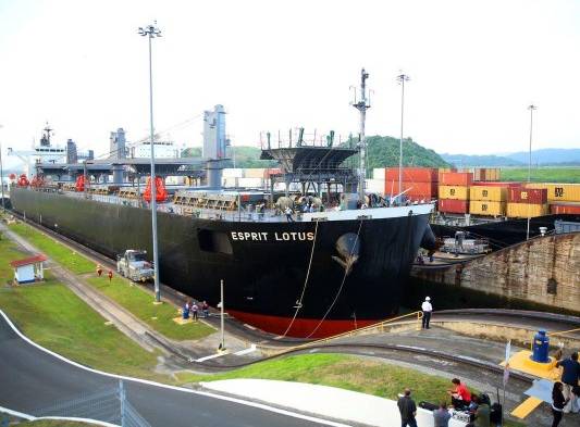 Prácticos y obreros del Canal continuaron los trabajos en las esclusas a bordo de los barcos que atravesaban la vía interoceánica en el día de su centenario.