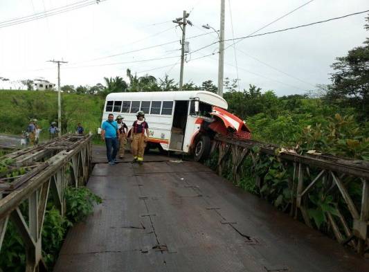 Bus de modelo antiguo.