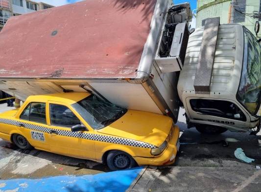 Camión le cayó encima a taxi en Calidonia