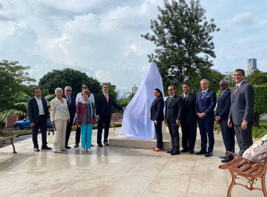 La doctora Berta Polo, pintora y escultora panameña, durante la develación del monumento restaurado en honor al doctor. Justo Arosemena.