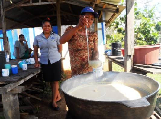 Niños enfrentan el mar por su derecho a la educación
