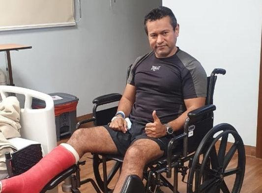 Samy Sandoval en silla de ruedas en un baile, se desgarró el tendón de Aquiles