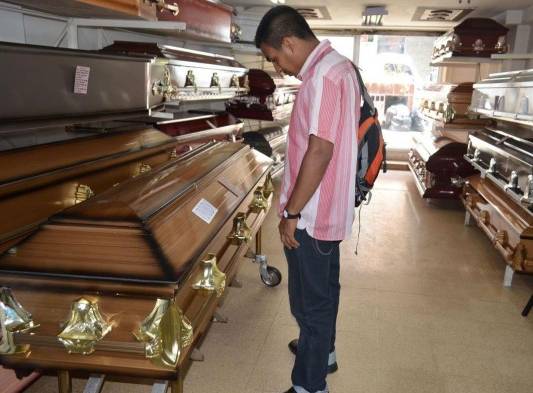 Consumidores comparan los precios.
