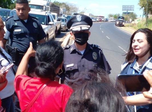 La policía legó al sitio para dialogar con los protestantes.