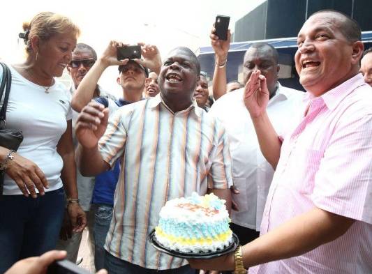 Salida de Moreno se empañó con insultos de buseros.