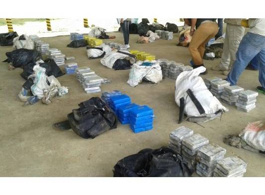 Seis colombianos detenidos y 399 kilos de drogas decomisados en Darién.