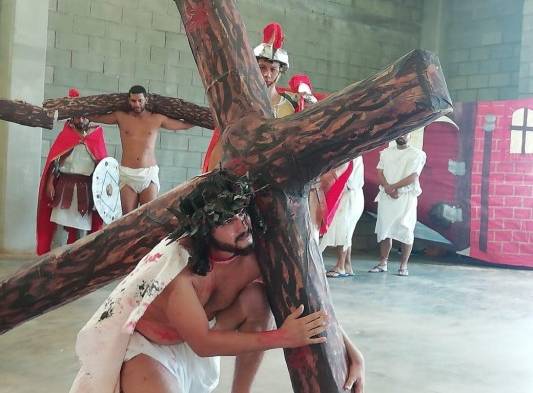 Reos protagonizan el Vía Crucis de Jesús 