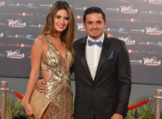 Robín Durán llegó bien acompañado de su novia.