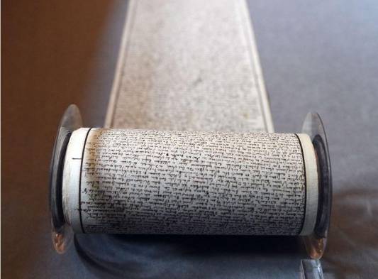 Sade escribió el manuscrito en el pequeño guión en ambos lados de un fajo de papel estrecho, en un rollo de 39 metros.