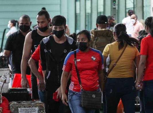 Autoridades de Salud evaluaran si quitarán  la mascarilla en lugares cerrados