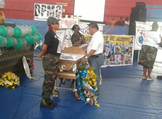 Le hicieron homenaje en el P. All Brown.