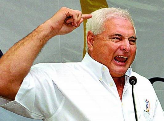 Ricardo Martinelli se encuentra fuera del país desde el 28 de enero de 2015 y ha sido acusado en Panamá de intervenir de forma ilegal los teléfonos a varios opositores a su gestión, entre ellos dirigentes de la sociedad civil, políticos, periodistas y hasta un magistrado de la Corte Suprema de Justicia (CSJ).