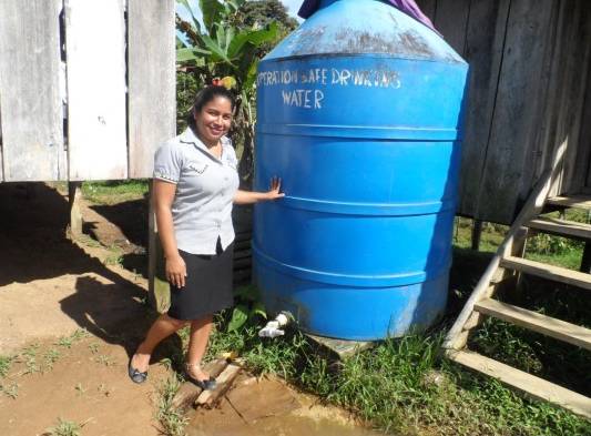 Niños enfrentan el mar por su derecho a la educación