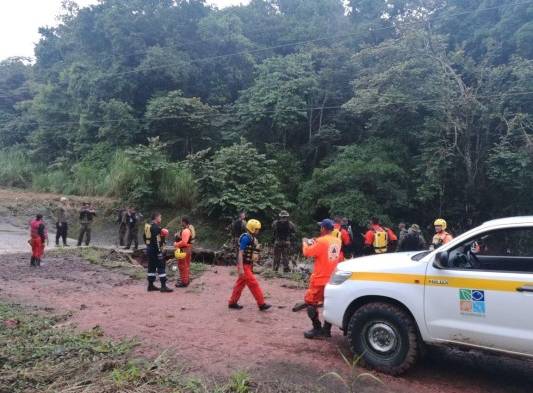 Resulta ser que la tarde del domingo, el hombre caminaba sobre el puente, pero cayó al caudoloso afluente.